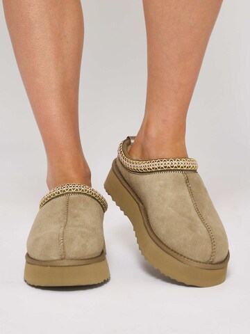 Loungeable Slippers in Brown