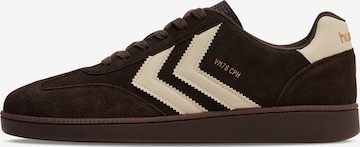 Baskets basses Hummel en marron : devant