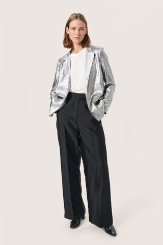 SOAKED IN LUXURY - Blazer 'Ronya' em prata