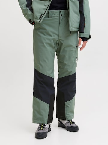 regular Pantaloni per outdoor 'JJAW25' di JACK & JONES in verde: frontale