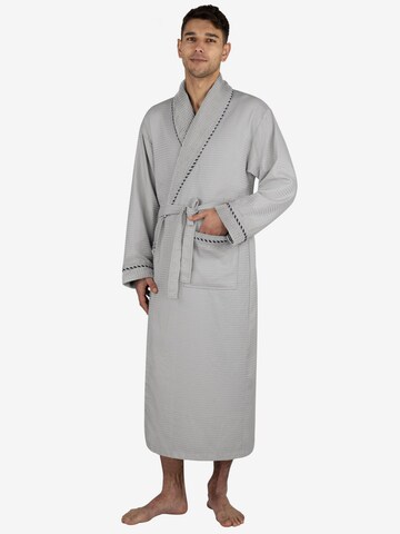 normani Short Bathrobe in White: front