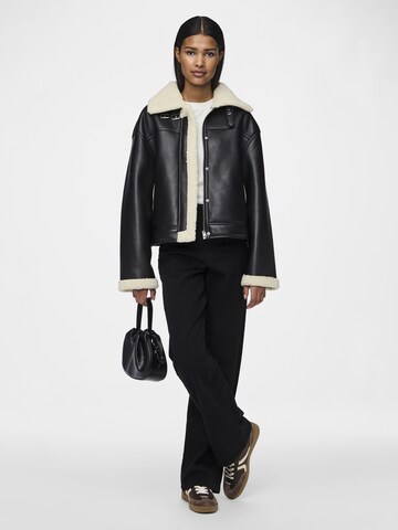 Veste mi-saison 'PCJanelle' PIECES en noir