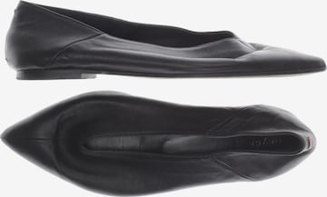 Aeyde Flats & Loafers in 35 in Black: front