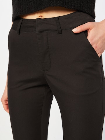 Coupe slim Pantalon chino 'Lea' Kaffe en noir