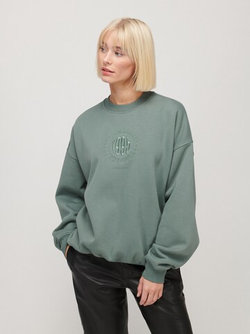 Sweat-shirt 'CLIQUE' UNFOLLOWED x ABOUT YOU en vert : devant