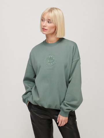 UNFOLLOWED x ABOUT YOU Sweatshirt 'CLIQUE' in Green: front