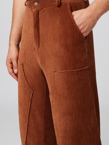 Regular Pantalon 'Felix' ABOUT YOU x Rewinside en marron