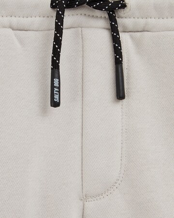 WE Fashion Regular Trousers in White