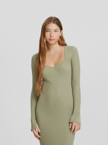 Robes en maille Bershka en vert : devant