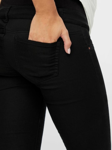 Slimfit Jeans 'JULIANE' di MAMALICIOUS in nero
