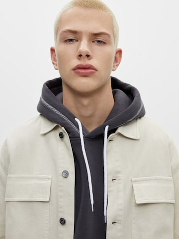 Geacă de primăvară-toamnă de la Pull&Bear pe alb