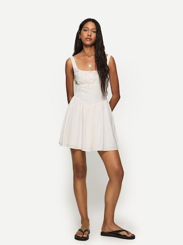 Bershka Summer dress 'VESTIDO' in White: front