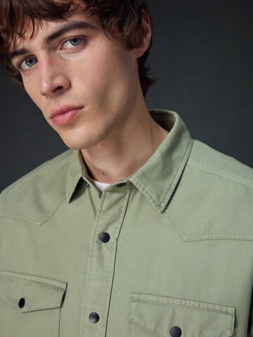 Next - Ajuste regular Camisa en verde