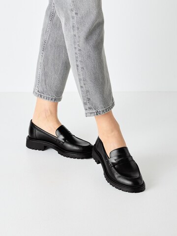 Chaussure basse Tamaris en noir
