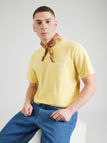 T-Shirt WRANGLER en jaune : devant