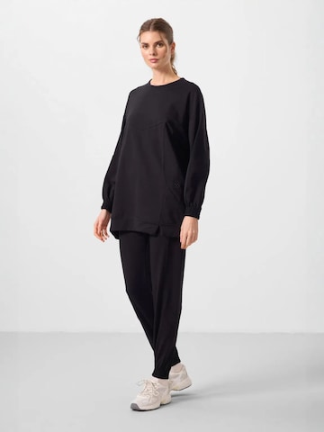 Tommy Life Sweatsuit in Black: front