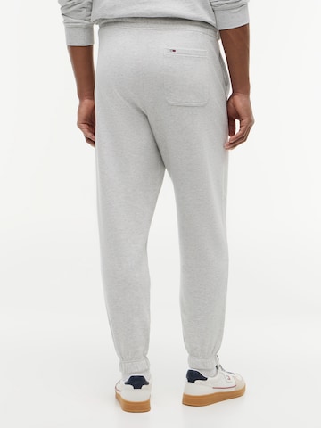 Tommy Jeans Tapered Housut värissä harmaa