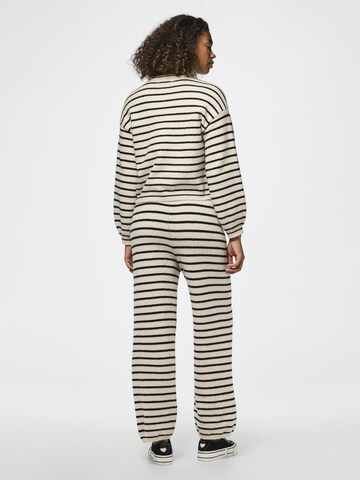 Regular Pantalon PIECES en blanc