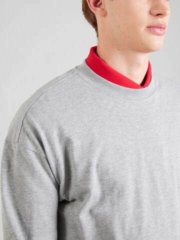 WEEKDAY Bluser & t-shirts i grå