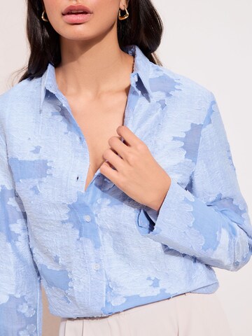 Friends Like These Blouse in Blauw