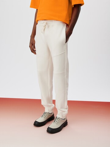 ABOUT YOU x Kingsley Coman Tapered Broek 'Lio' in Wit: voorkant