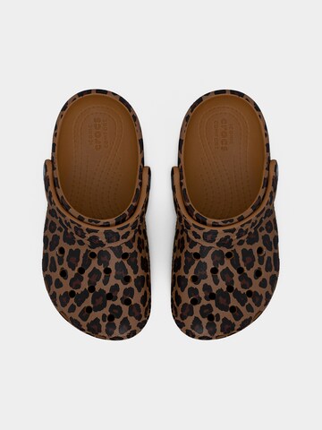 Calzatura aperta 'Classic' di Crocs in marrone