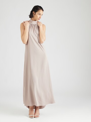 Robe 'Celia' ABOUT YOU x Iconic by Tatiana Kucharova en beige