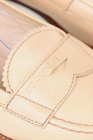 Coccinelle Loafer 38 in Beige