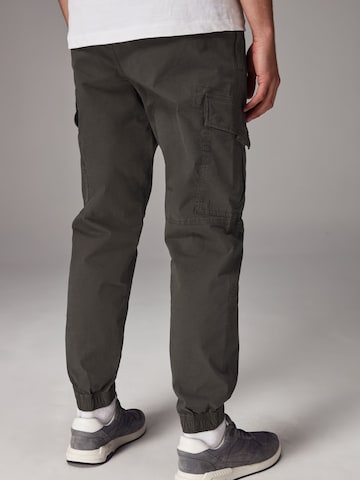 Next Конический (Tapered) Брюки-карго в Зеленый