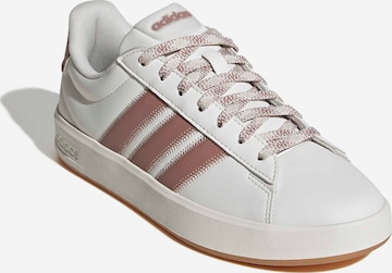balta ADIDAS SPORTSWEAR Sportbačiai be auliuko 'GRAND COURT 3.0': priekis