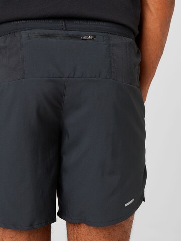 Regular Pantaloni sport de la NIKE pe negru