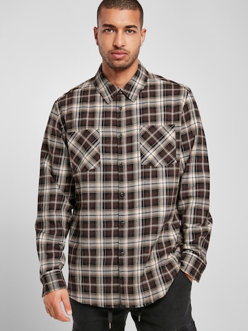 Urban Classics - Ajuste regular Camisa 'Roots' en marrón: frente