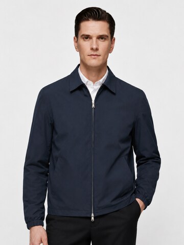 ALLTHEMEN Between-Season Jacket 'Blattwind' in Blue: front
