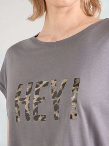Tricou 'Amanda' de la ABOUT YOU pe gri