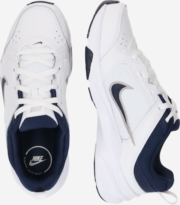 Scarpa sportiva 'Defy All Day' di NIKE in bianco