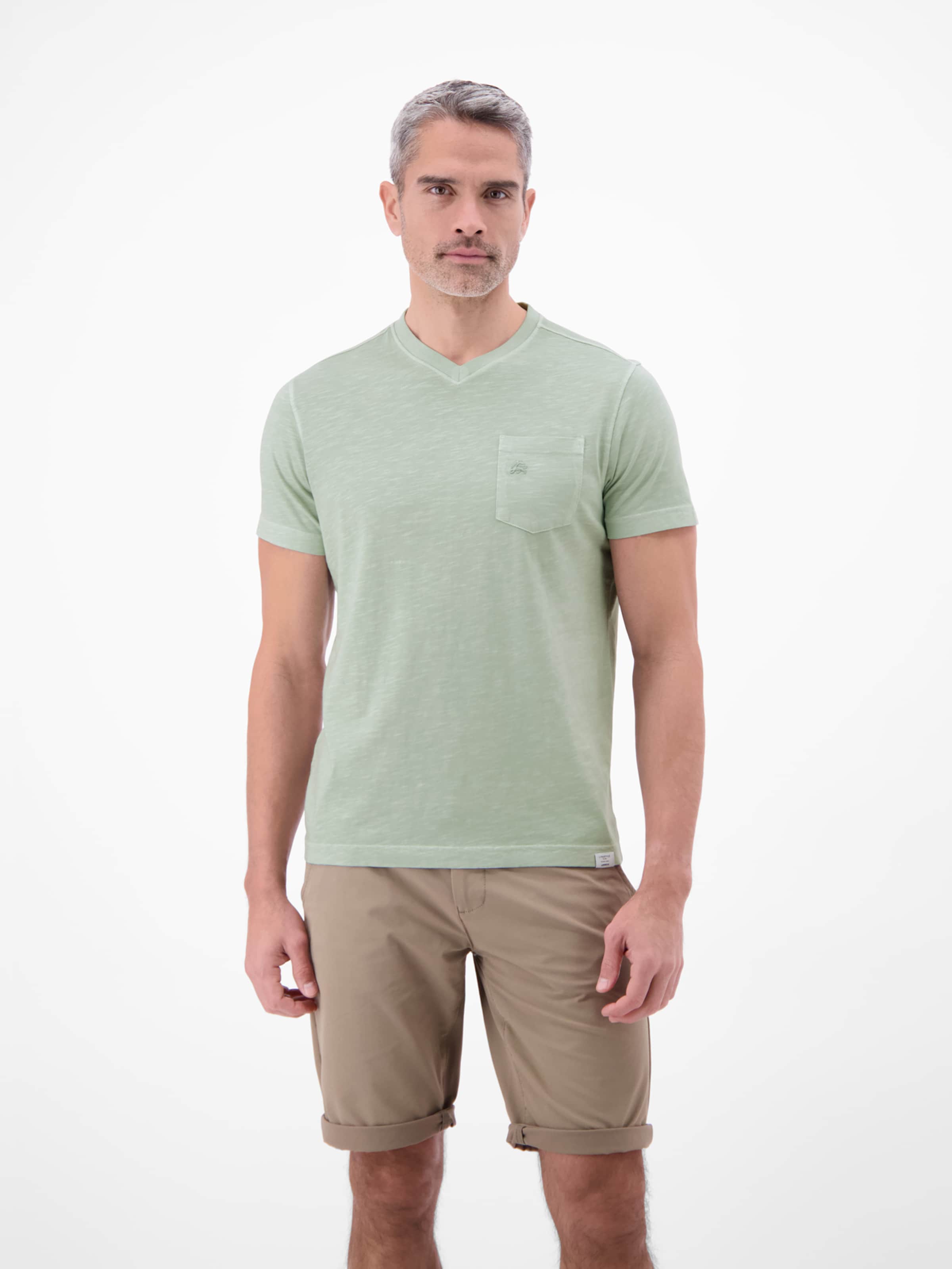 LERROS T-Shirt mit sportlichem V-Ausschnitt aus reiner Baumwolle in Grün: Vorderseite