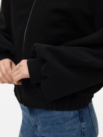 VERO MODA Átmeneti dzseki 'VMMaddie' - fekete