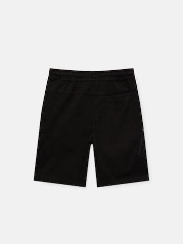 Pull&Bear Regularen Kargo hlače | črna barva