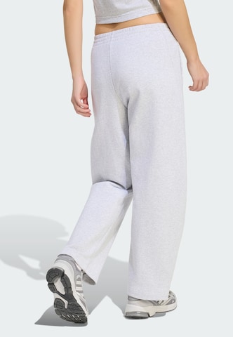 ADIDAS SPORTSWEAR - Loosefit Calças de desporto em cinzento