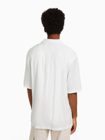 Bershka Comfort Fit Skjorte i hvid