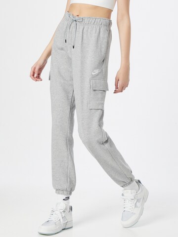 Tapered Pantaloni cargo di Nike Sportswear in grigio: frontale