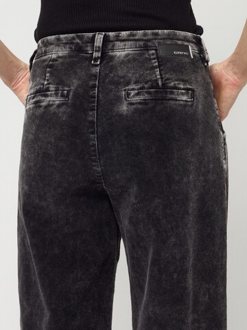 Gang - Tapered Calças com pregas '94SILVIA' em preto