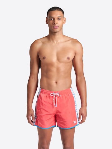 Pantaloncini da bagno 'TEAM STRIPE' di ARENA in rosa: frontale
