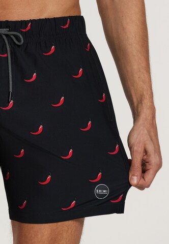 Pantaloncini da bagno 'chili pepper 4-way stretch' di Shiwi in nero