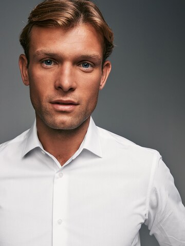 Coupe slim Chemise Next en blanc