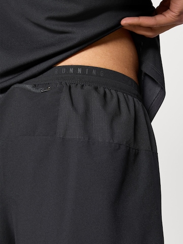 NIKE Loosefit Παντελόνι φόρμας 'M NK DF STRIDE 7IN BF SHORT' σε μαύρο