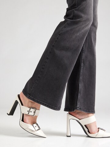 TOPSHOP Flared Jeans 'Jamie' in Schwarz