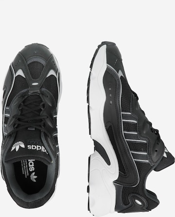 ADIDAS ORIGINALS Sneakers low 'OZWEEGO' i svart