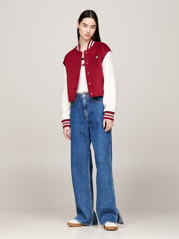 Tommy Jeans Φθινοπωρινό και ανοιξιάτικο μπουφάν σε κόκκινο