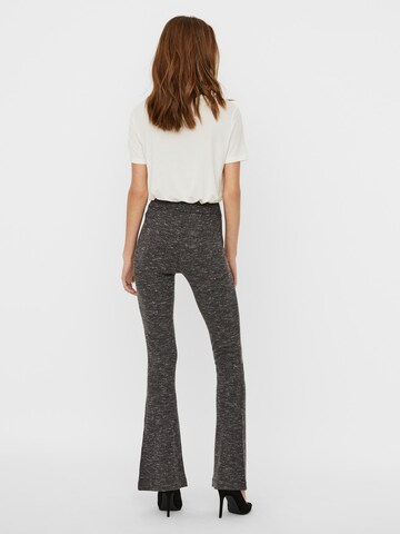 Flared Pantaloni 'VMKAMMA' di VERO MODA in grigio